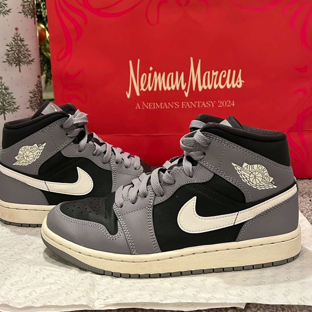 Jordan
Wmns Air Jordan 1 Mid 'Cement Grey'